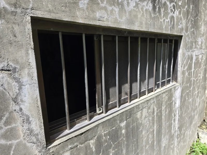 現場拍攝更換百葉窗前的照片