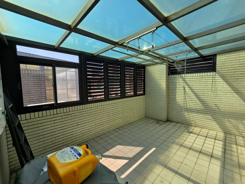 頂樓外機維修專用氣密窗位置