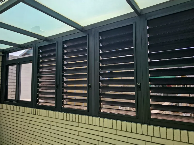 頂樓露台加裝氣密窗與百葉窗實景