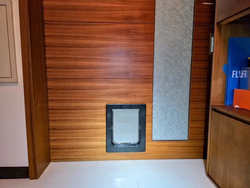 黑色貓門搭配隱藏口袋門