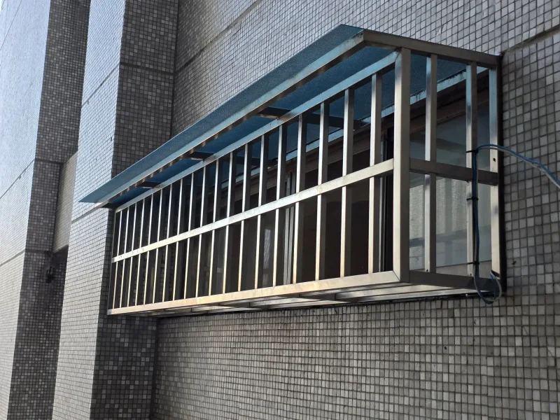 防盜窗雨遮在藍天下顯得晶瑩剔透，象徵安心與美好