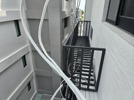 住戶指定與鄰居相同款式的空調護欄安裝完成