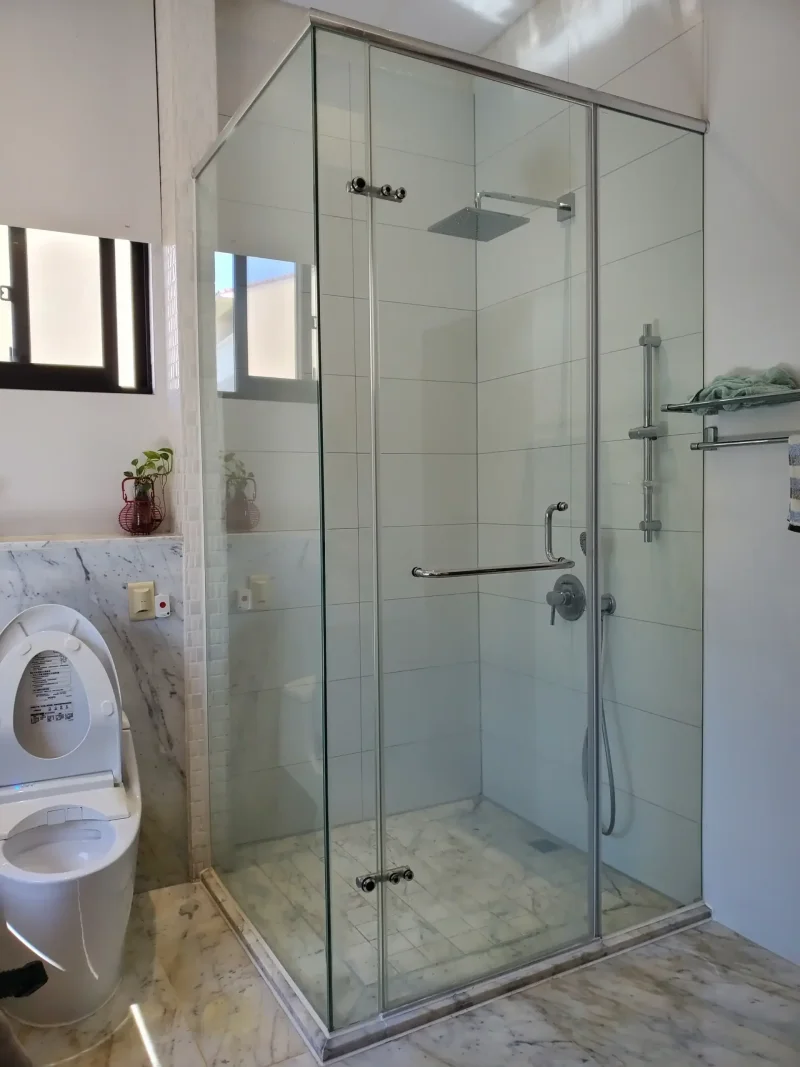 全新、晶瑩透亮的無框淋浴門止水條