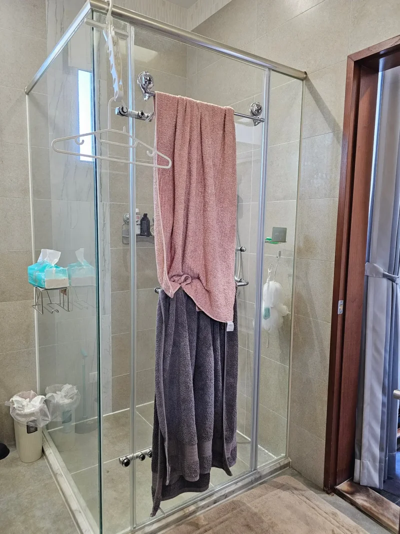 三座淋浴門同時進行止水條更新作業