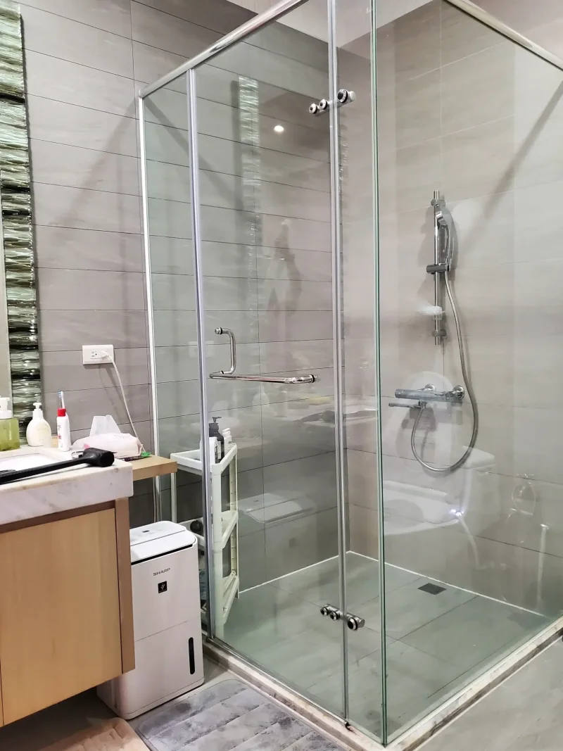 門底止水條與地面呈現完美直線貼合，無任何彎曲或縫隙