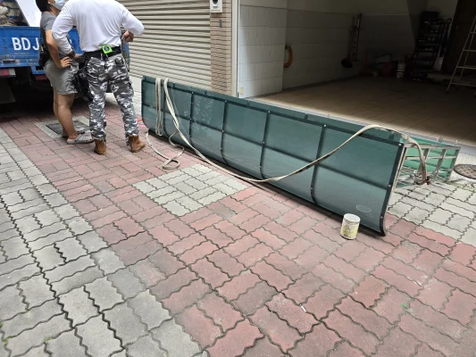 師傅正在使用切割機，精準裁切新PC板，確保尺寸吻合