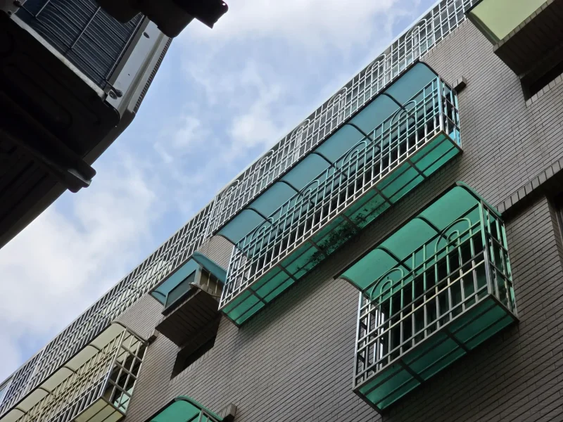 安裝完成的新PC板雨遮，邊緣整齊、平順、無波浪狀變形