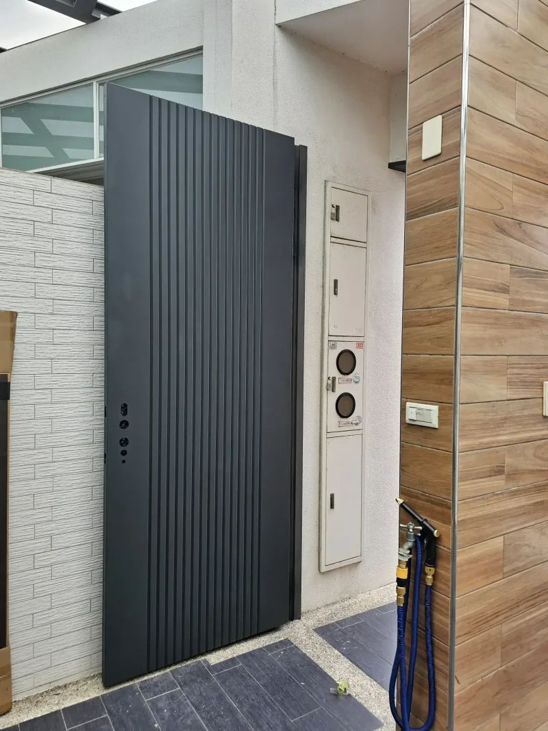 精準調整新門板與舊門框之間的對齊度