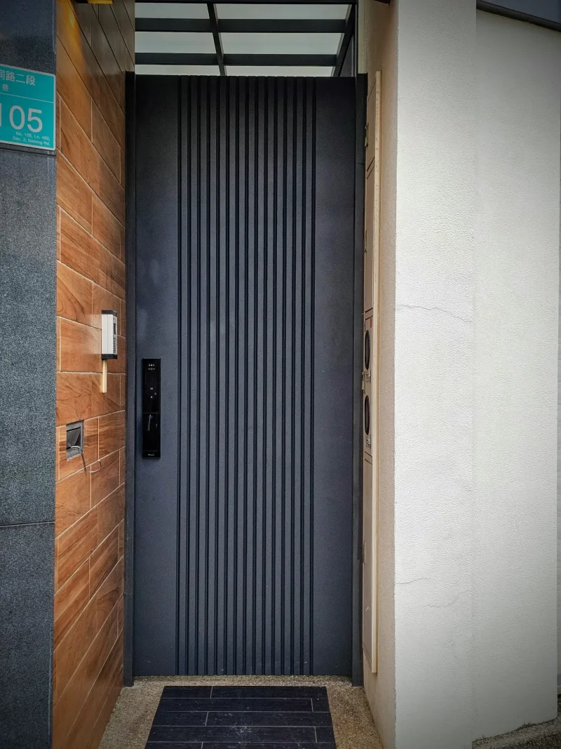 車庫門板升級後的現代感外觀與電子鎖特寫