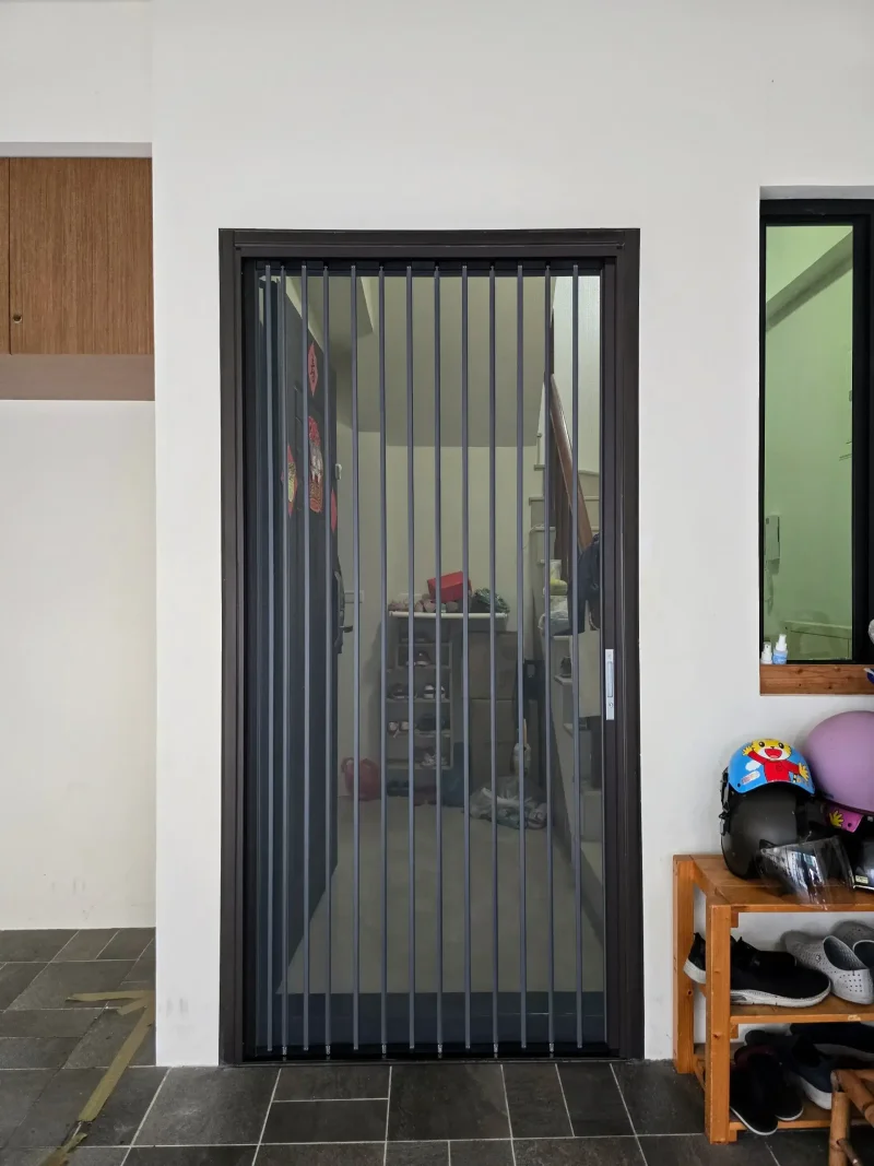 車庫門底不再是蟲蟲通道！金屬摺疊紗門，完美阻擋蚊蟲與大蟑螂