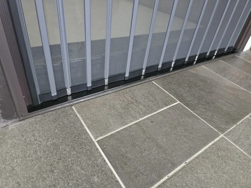 兼具耐用與美觀的紗門選擇：金屬折疊款完工照