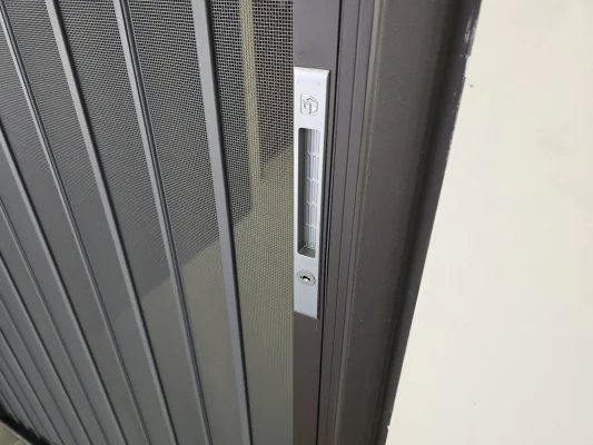 灰網灰條的低調美感：金屬摺疊紗門搭配示範