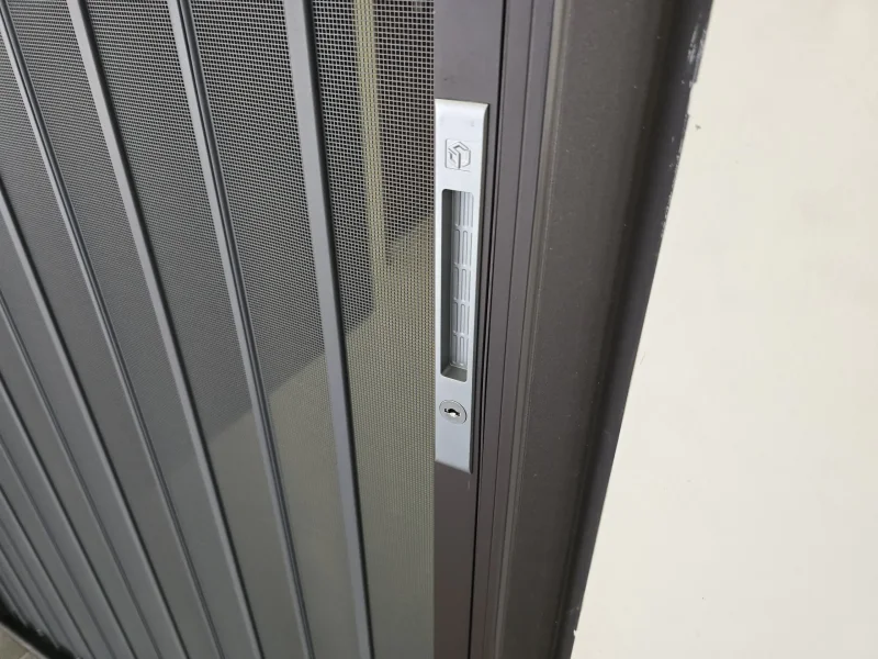 灰網灰條的低調美感：金屬摺疊紗門搭配示範