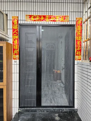兒子子母玄關門也升級，摺疊紗門再次安裝