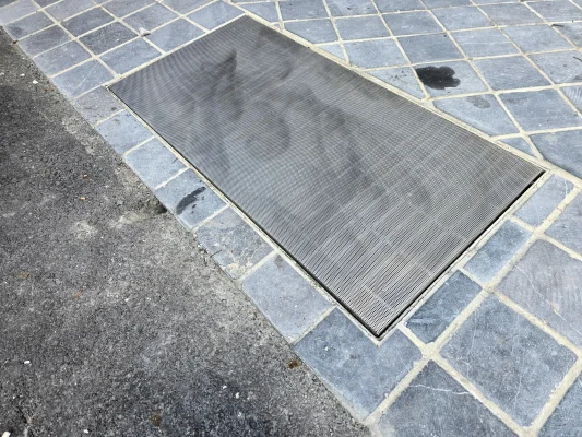 住戶門口安裝全包款不鏽鋼水溝蓋網，提升居家安全與衛生