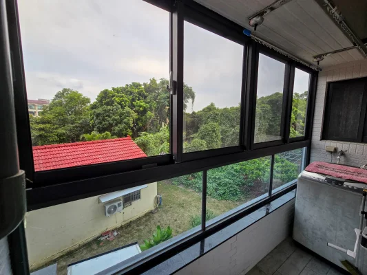 陽台加裝四拉氣密窗後的整體室內視角