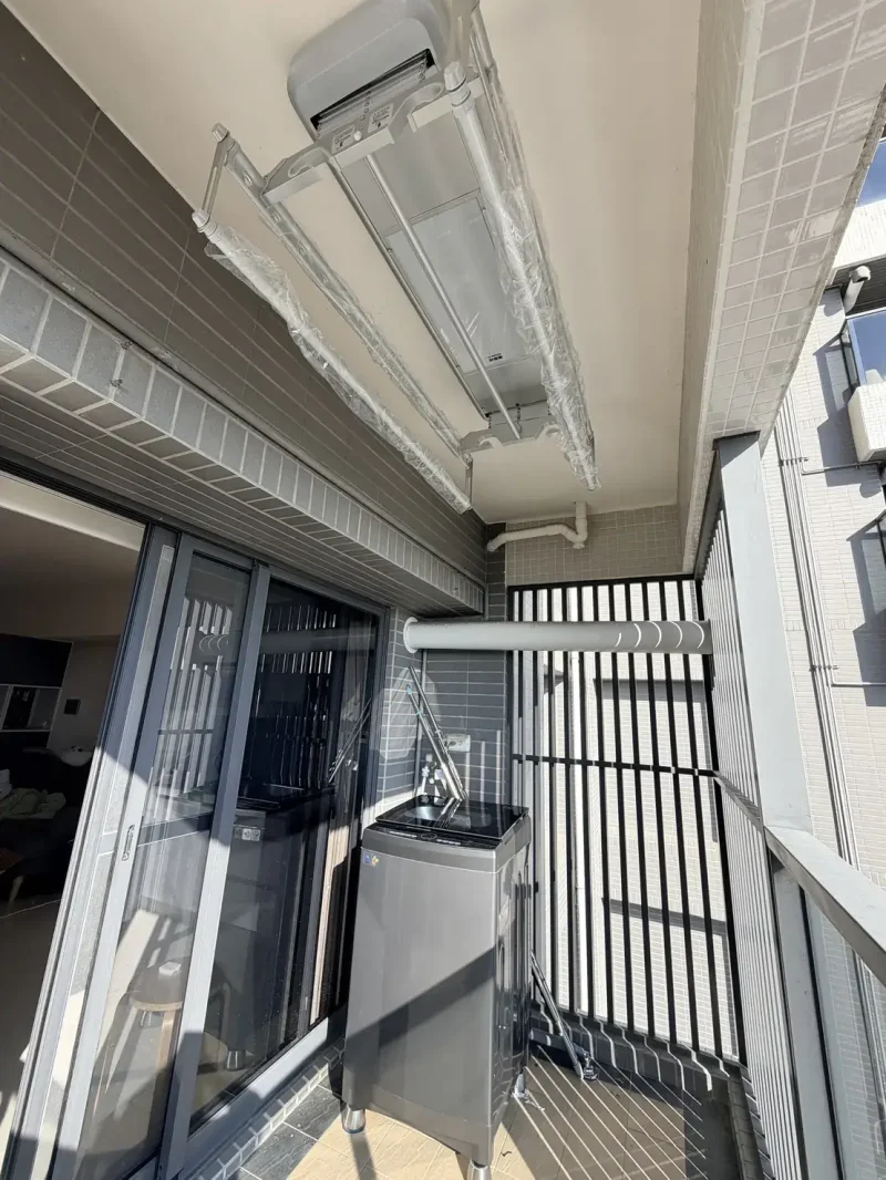 電動升降曬衣架安裝後整潔的家事陽台全景