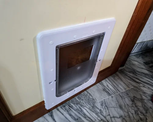 安裝完成且密封良好的寵物門