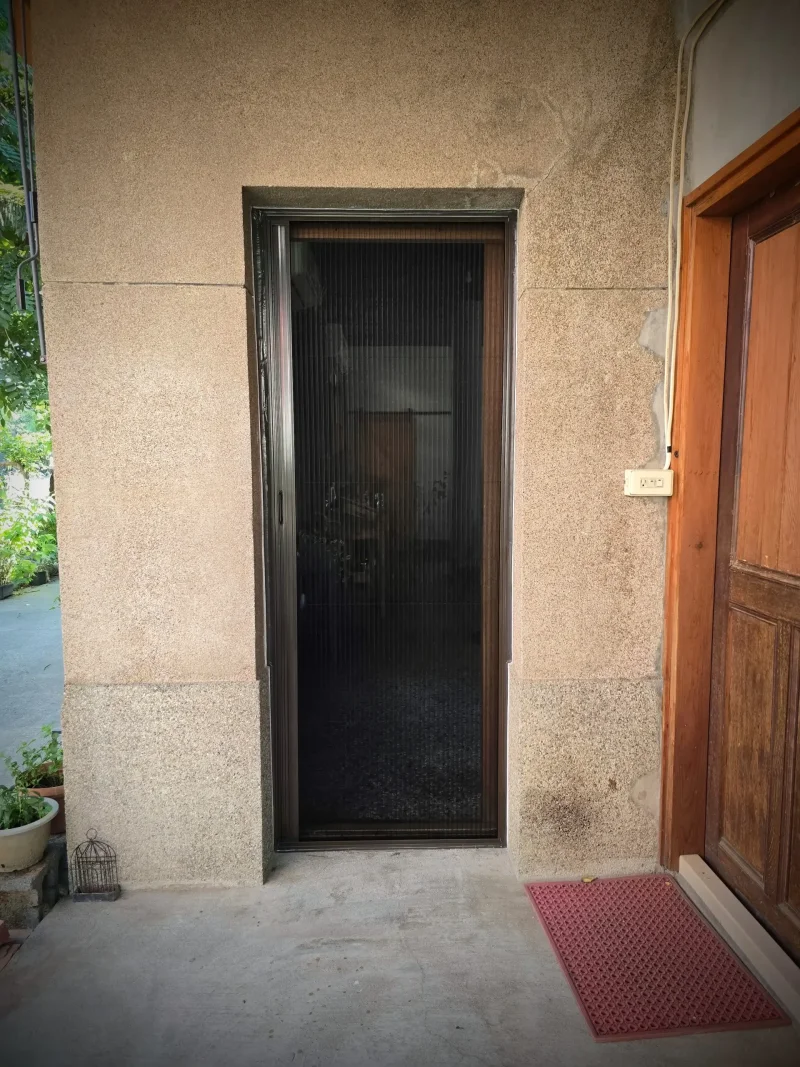 有軌折疊紗門兼顧通風與防蚊效果