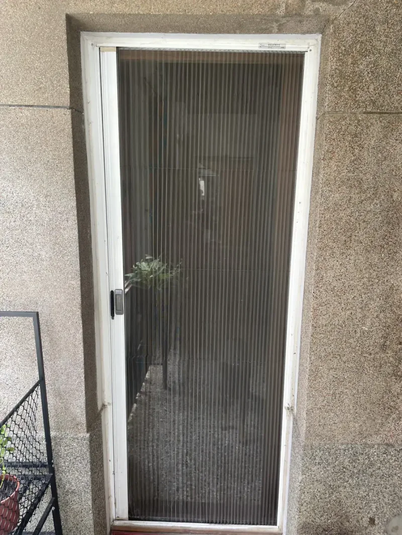 只是斷了條線的售後孤兒折疊紗門