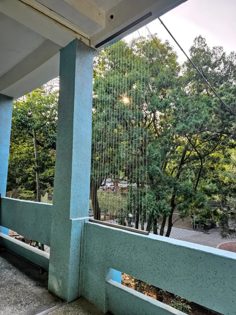 降低視覺衝擊的防護網:竹東高中教室走廊隱形鐵窗安裝實錄