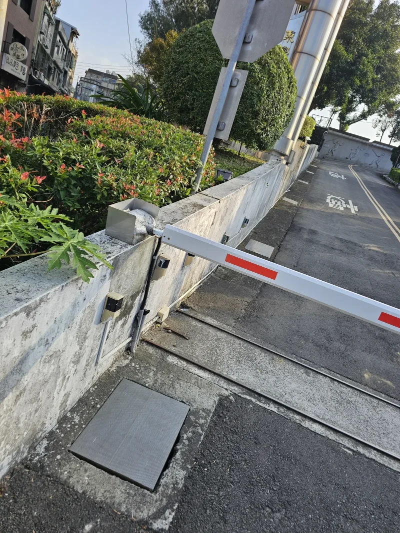 乾淨明亮的校園車道,搭配好室科技水溝蓋網,展現優質校園風貌