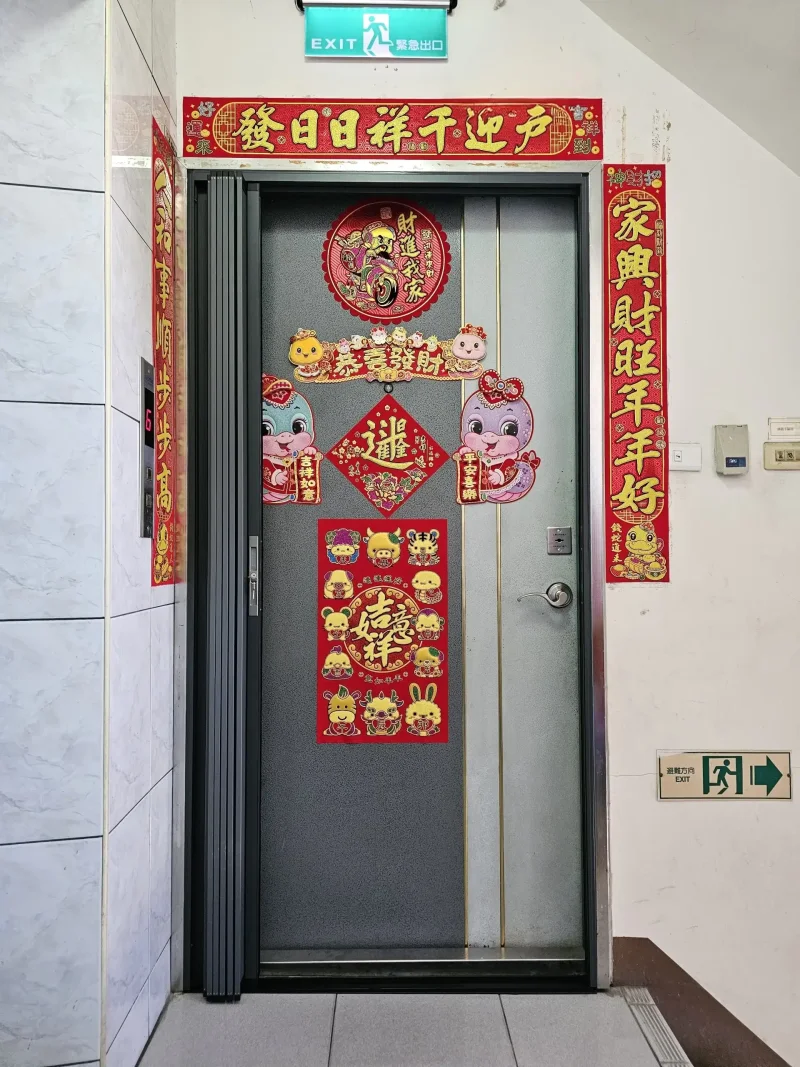 金屬折疊紗門完全收折狀態