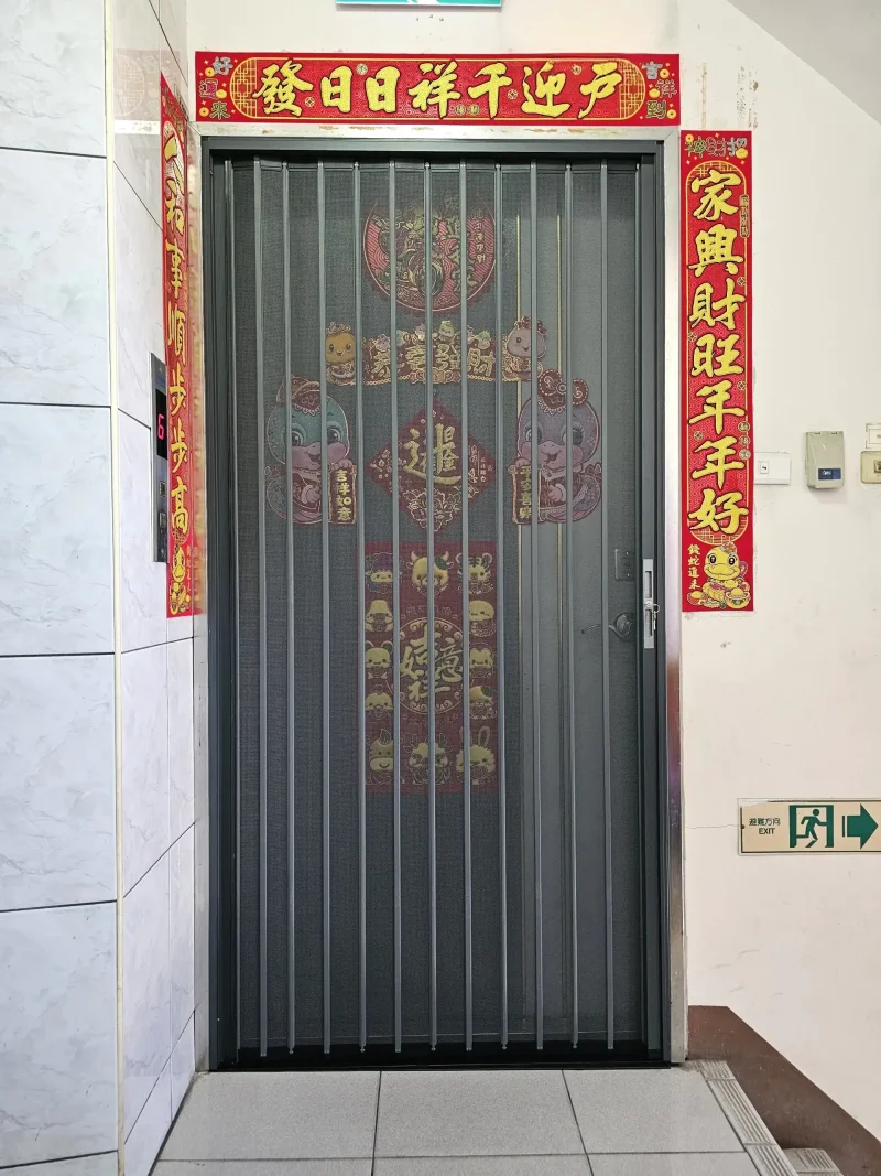 金屬折疊紗門完全展開狀態