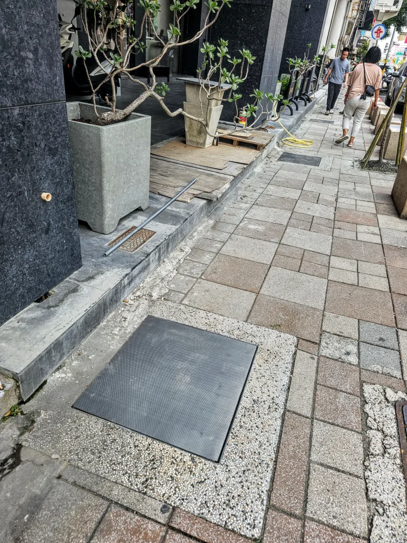 台南巷弄美學:連水溝蓋都精緻的細節