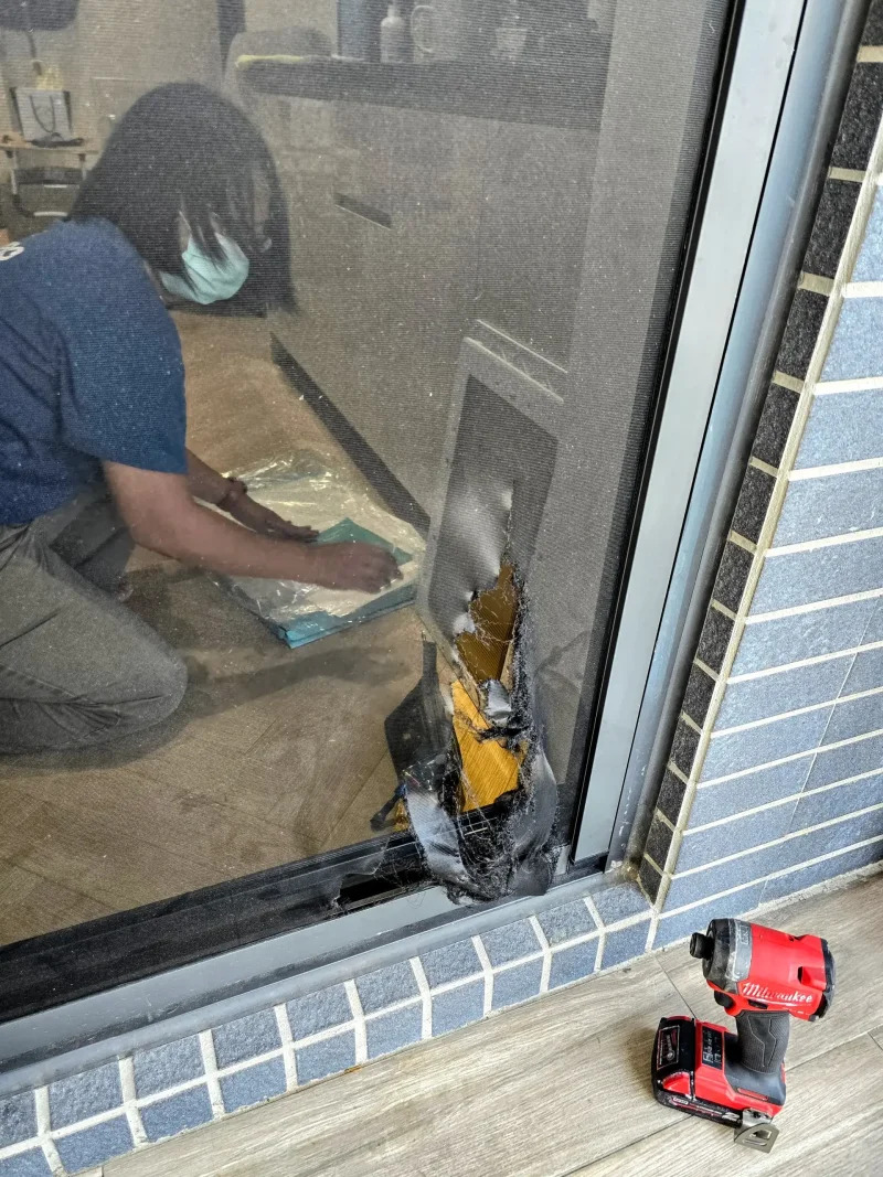 被狗狗抓破的落地窗防霾紗網