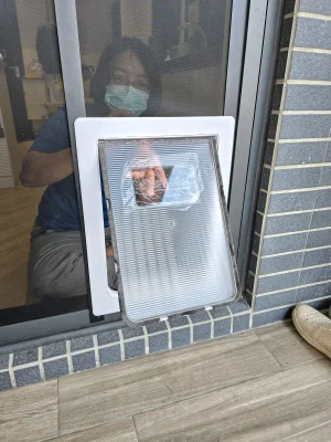 寵物門安裝於落地窗紗門