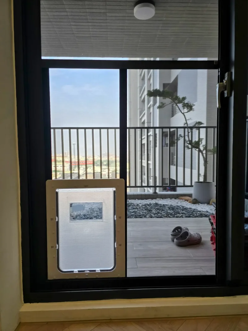 獨家懸浮式寵物門安裝設計,就是簡潔