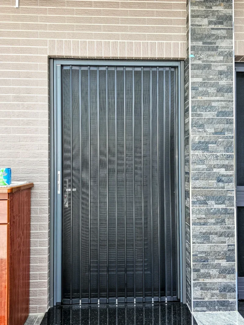 防蚊又通風的金屬折疊紗門