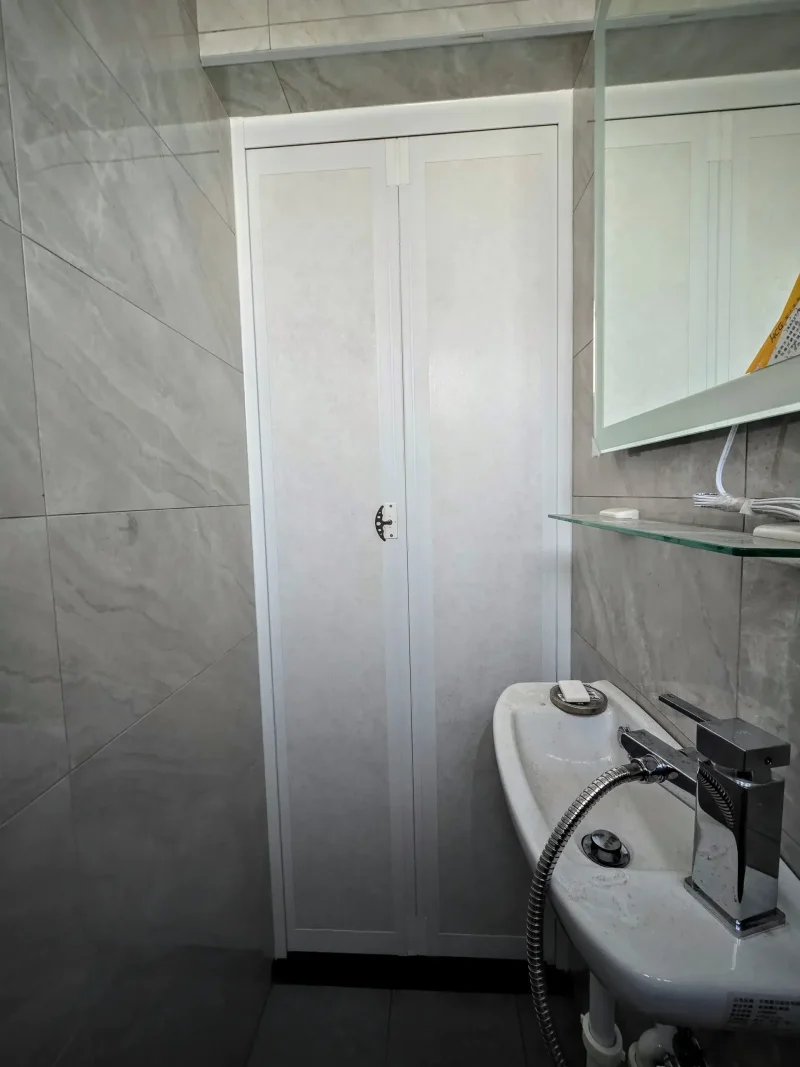 現代簡約風格廁所門:好室科技折疊門