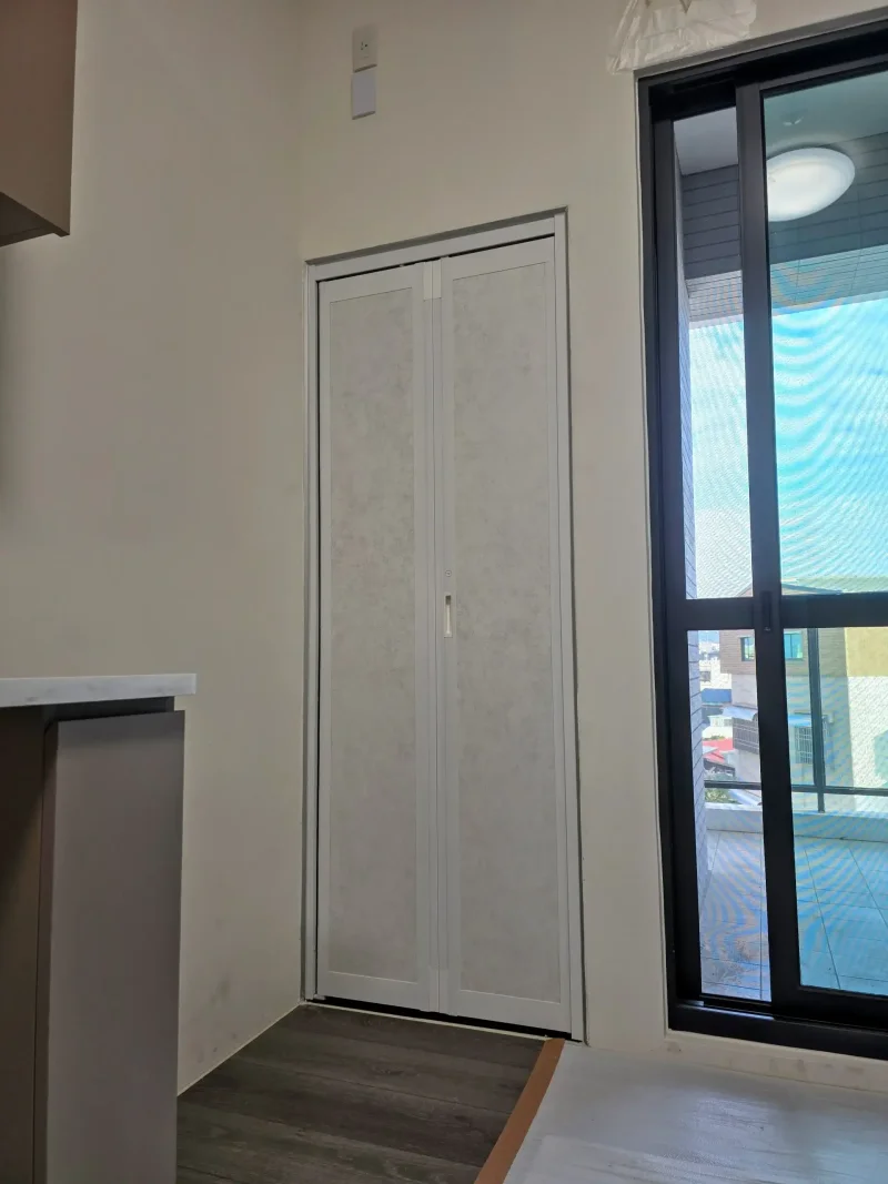 專為小空間廁所設計的折疊門