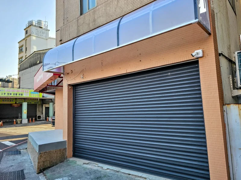 早安美芝城裕農叄捌柒概念店弧形不鏽鋼雨遮外觀