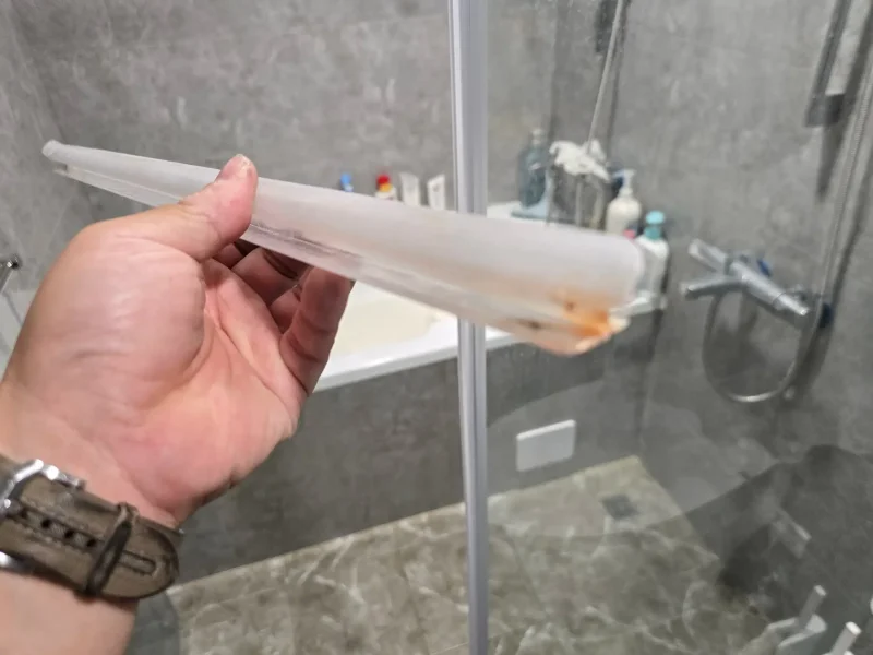 無框淋浴門止水條老化特寫