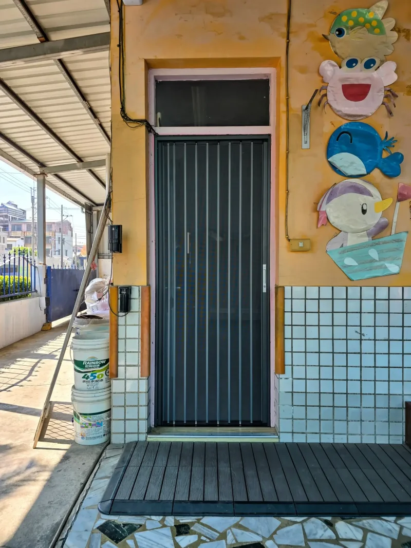 金屬折疊紗門提升幼兒園教室通風效果