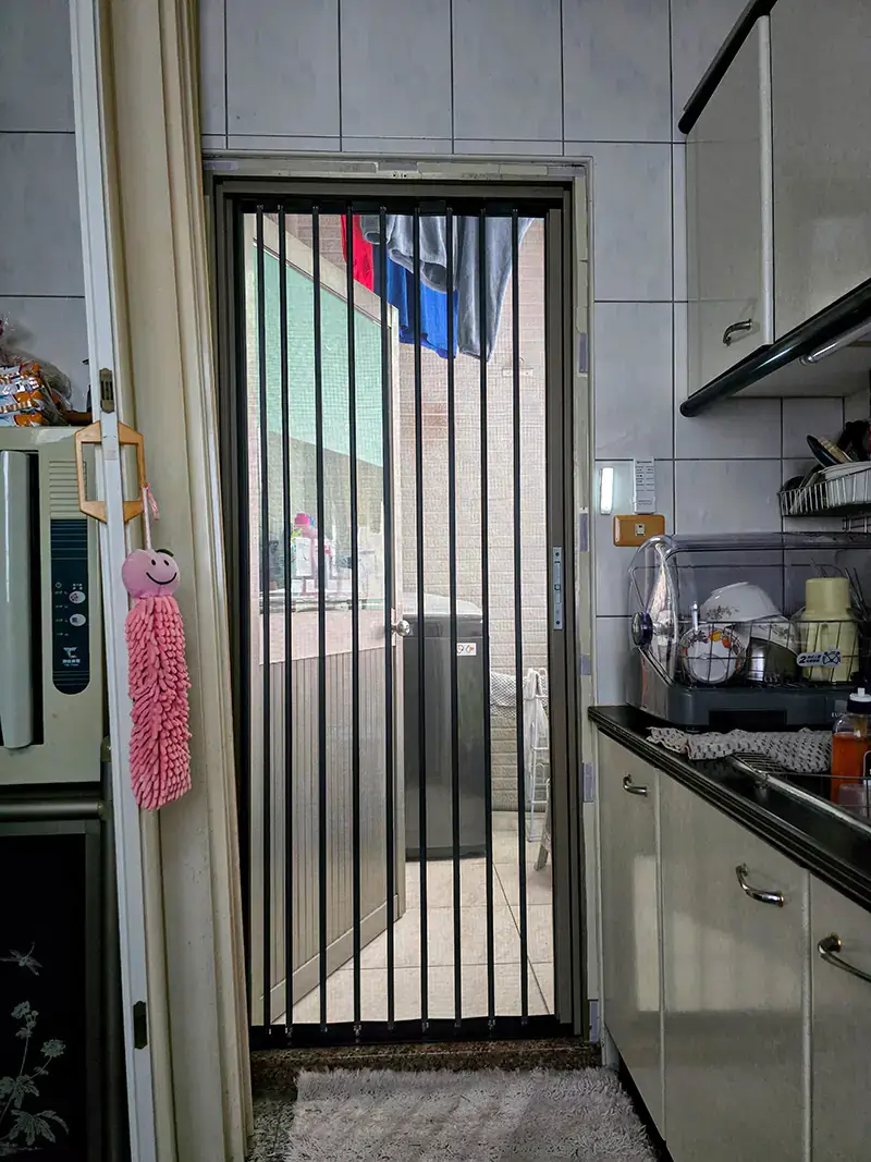 廚房陽台金屬折疊紗門安裝案例
