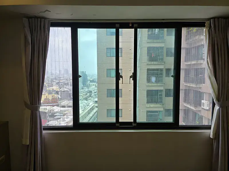 主臥景觀窗折疊紗窗安裝完成