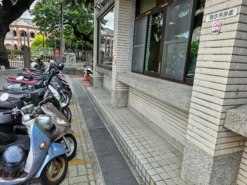 防堵病媒蚊 台南就業中心加裝不鏽鋼水溝防蚊網