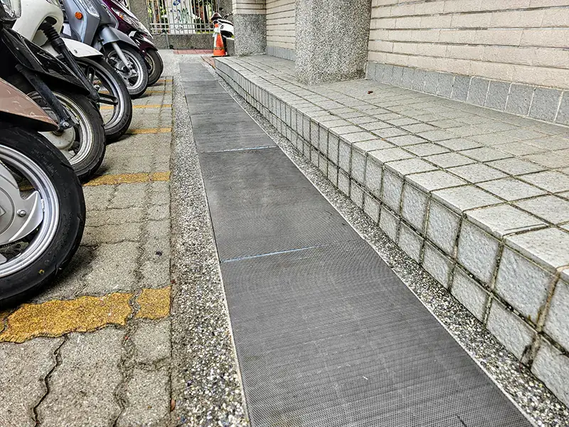 台南就業中心升級環境 防蚊水溝蓋網守護洽公品質