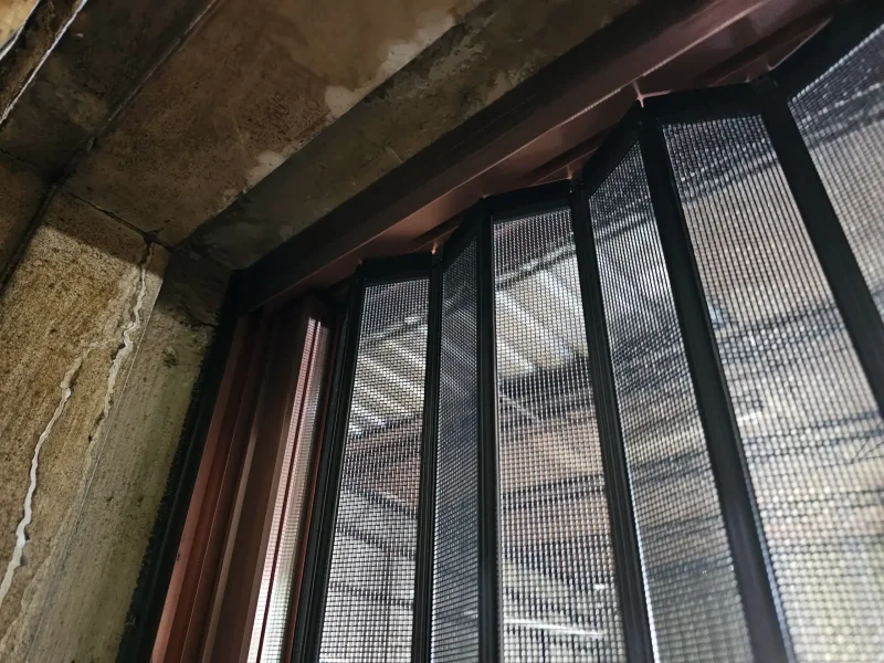 V字型百褶金紗細節