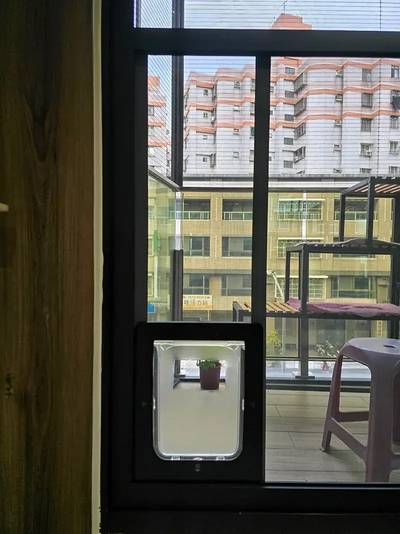 玻璃纖維製成的寵愛網,兼具牢固與延展性,保護毛孩指甲。