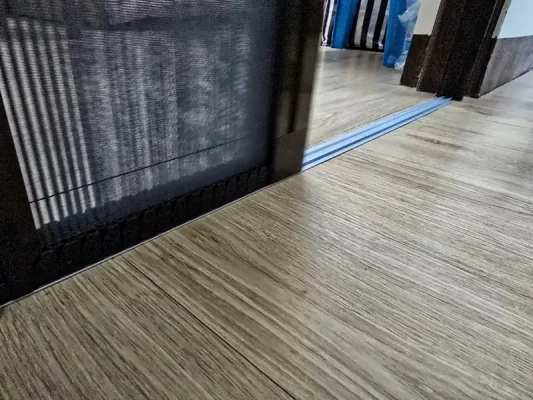 輕輕一拉，愛在通風處：第四代無軌折疊紗門