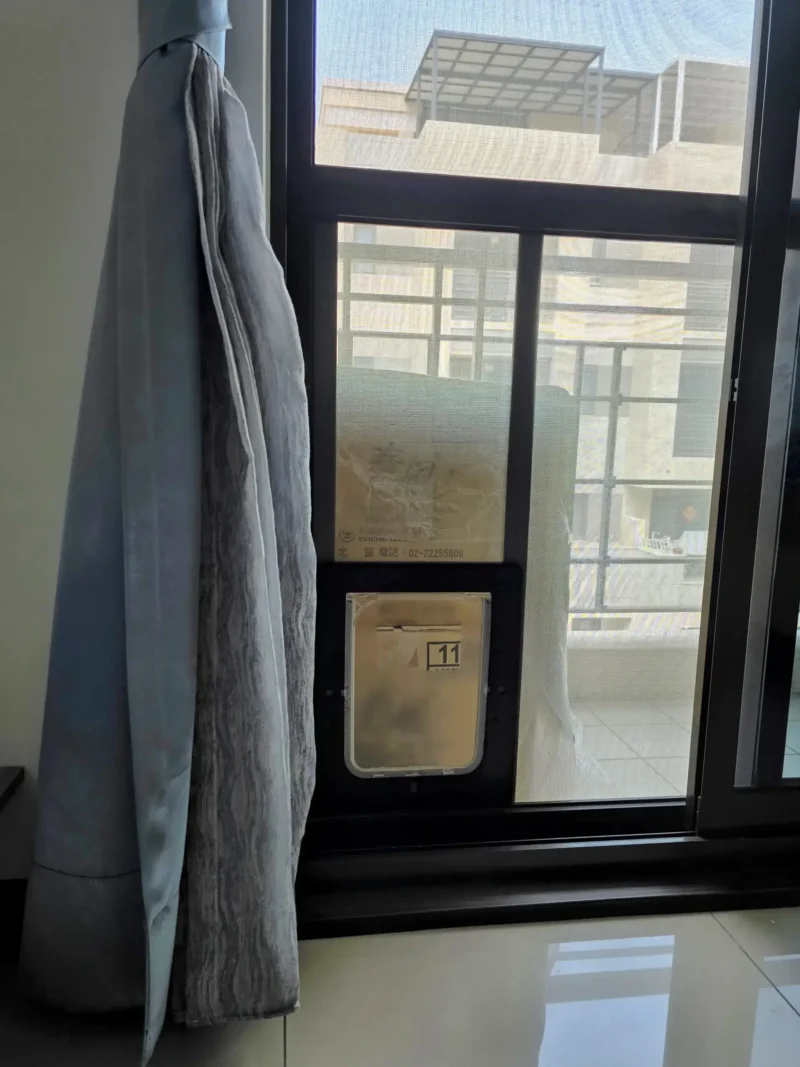 懸浮貓門支架固定在紗門上