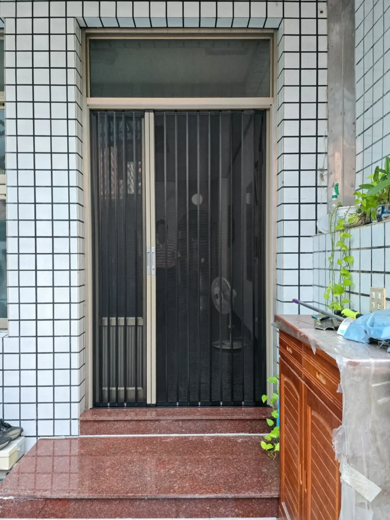現代感金屬摺疊紗門外觀