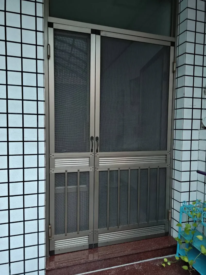 垂頭喪氣的舊式推開紗門