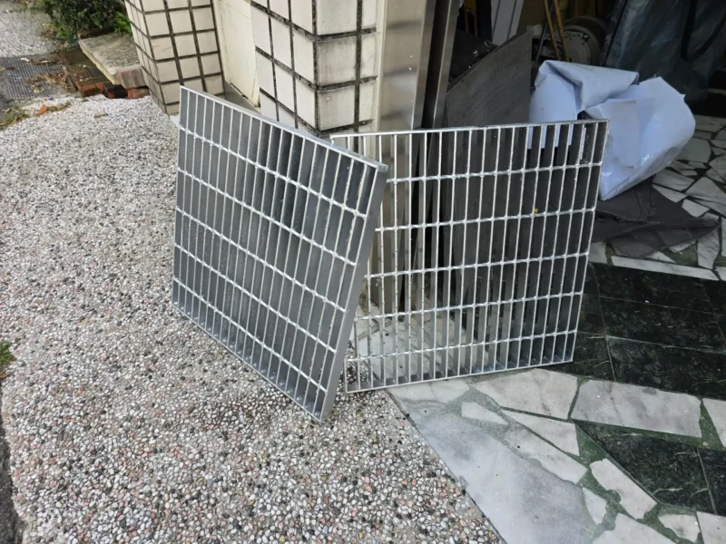 全新熱浸鍍鋅格柵水溝蓋,銀色光澤具備現代感