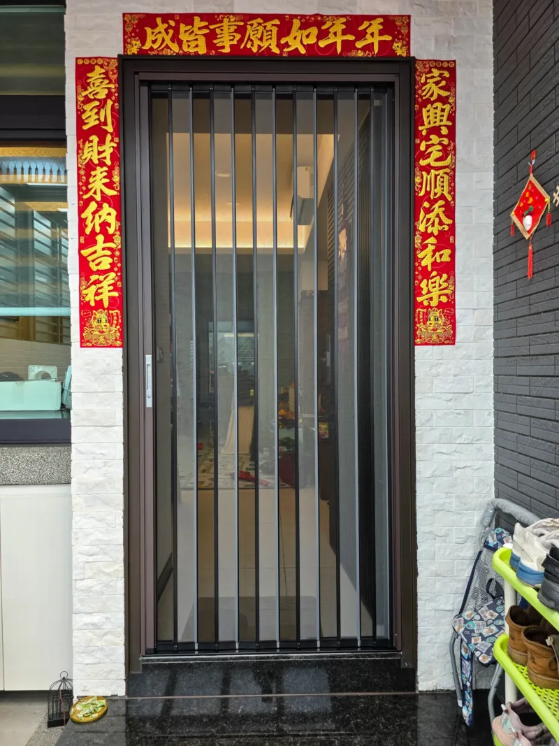 透天別墅車庫玄關門金屬折疊紗門完工照